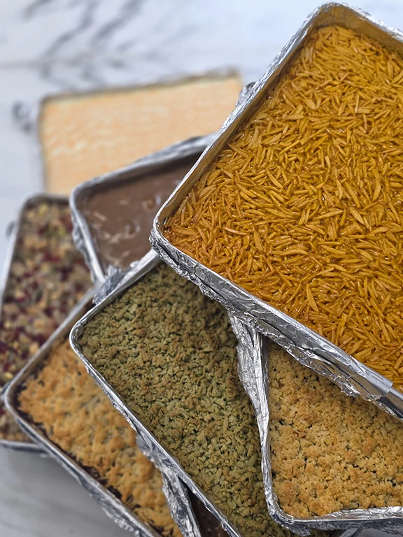 در این ورکشاپ قراره با دنیای شیرینی های اسلایسی فرانسوی آشنا بشیم؛ شیرینی هایی مدرن، خوش طعم و بسیار مناسب پذیرایی عید. آموزش ها کاملاً عملی هست و از انتخاب مواد اولیه، آماده سازی و پخت تا برش اصولی و تزیین نهایی رو با هم تمرین می کنیم. این دوره مناسب هنرجوهای خانگی، کافه ها، شیرینی پزها و افرادی است که قصد حرفه ای تر شدن یا ورود درآمدزا به این حوزه را دارند.💗 ناهار و میان وعده نیز میهمان آموزشگاه اردیبهشت ( رازمینا ) هستید .💗