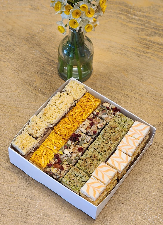 در این ورکشاپ قراره با دنیای شیرینی های اسلایسی فرانسوی آشنا بشیم؛ شیرینی هایی مدرن، خوش طعم و بسیار مناسب پذیرایی عید. آموزش ها کاملاً عملی هست و از انتخاب مواد اولیه، آماده سازی و پخت تا برش اصولی و تزیین نهایی رو با هم تمرین می کنیم. این دوره مناسب هنرجوهای خانگی، کافه ها، شیرینی پزها و افرادی است که قصد حرفه ای تر شدن یا ورود درآمدزا به این حوزه را دارند.💗 ناهار و میان وعده نیز میهمان آموزشگاه اردیبهشت ( رازمینا ) هستید .💗