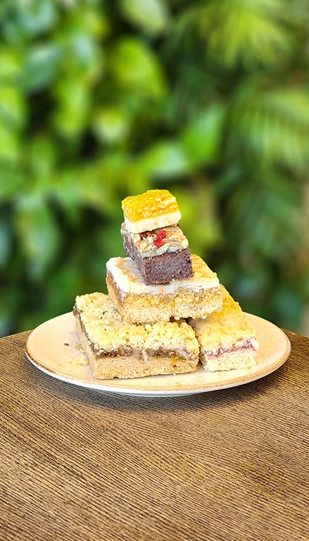 در این ورکشاپ قراره با دنیای شیرینی های اسلایسی فرانسوی آشنا بشیم؛ شیرینی هایی مدرن، خوش طعم و بسیار مناسب پذیرایی عید. آموزش ها کاملاً عملی هست و از انتخاب مواد اولیه، آماده سازی و پخت تا برش اصولی و تزیین نهایی رو با هم تمرین می کنیم. این دوره مناسب هنرجوهای خانگی، کافه ها، شیرینی پزها و افرادی است که قصد حرفه ای تر شدن یا ورود درآمدزا به این حوزه را دارند.💗 ناهار و میان وعده نیز میهمان آموزشگاه اردیبهشت ( رازمینا ) هستید .💗