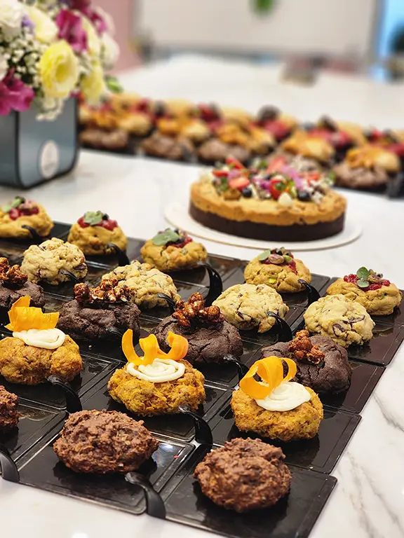 در پایان، کوکی های خوشمزه ای که پخته اید را با خود به خانه می برید و علاوه بر آن، یک گواهی حضور در ورکشاپ دریافت می کنید. این رویداد برای کسانی است که می خواهند هم لذت ببرند، هم یاد بگیرند، و هم مهارت شان را برای ورود به بازار کار تقویت کنند.