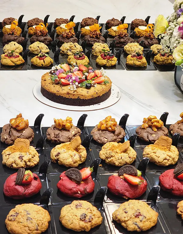 در پایان، کوکی های خوشمزه ای که پخته اید را با خود به خانه می برید و علاوه بر آن، یک گواهی حضور در ورکشاپ دریافت می کنید. این رویداد برای کسانی است که می خواهند هم لذت ببرند، هم یاد بگیرند، و هم مهارت شان را برای ورود به بازار کار تقویت کنند.