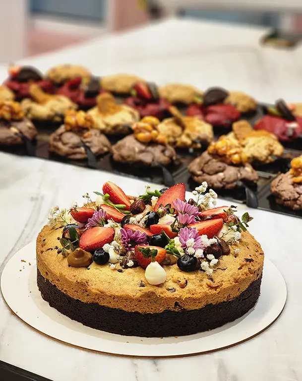 در پایان، کوکی های خوشمزه ای که پخته اید را با خود به خانه می برید و علاوه بر آن، یک گواهی حضور در ورکشاپ دریافت می کنید. این رویداد برای کسانی است که می خواهند هم لذت ببرند، هم یاد بگیرند، و هم مهارت شان را برای ورود به بازار کار تقویت کنند.